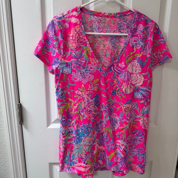 Lilly Pulitzer “On Parade” Hot Pink V-Neck Tee – Size Small, EUC - Picture 1 of 2